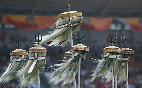 There is a nine-legged white one of the state of Chinggis Khan.